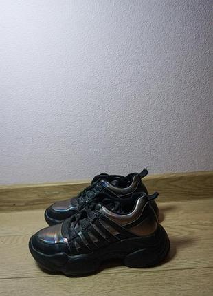 Стильні масивні кросівки