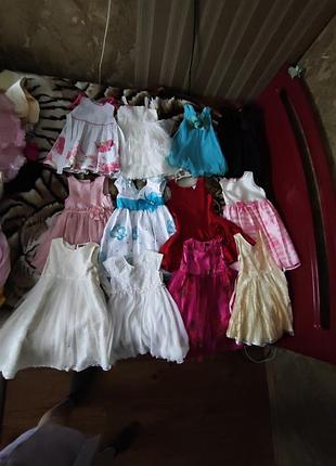 Розпродаж нарядних суконь