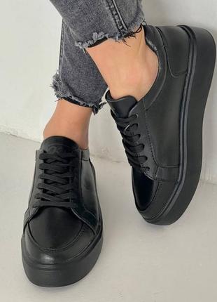 Черные легкие кожаные кеды на шнуровке