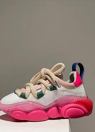 Стильні яскраві кросівки