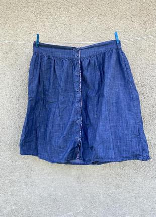 Легка джинсова спідниця з кишенями