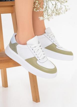 Белые кожаные кроссовки с зелеными вставками