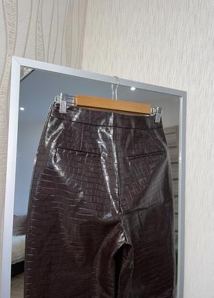 Актуальные прямые кожаные брюки на высокой посадке7 фото