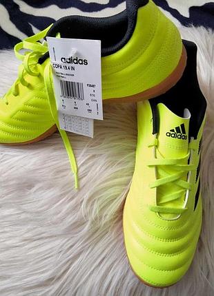 Кросівки від adidas.