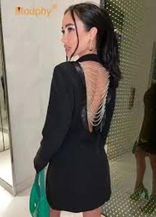 Платье-пиджак вырез по спине украшен цепочками со стразами черный
