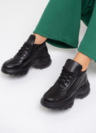 Черные кожаные кроссовки на фактурной подошве