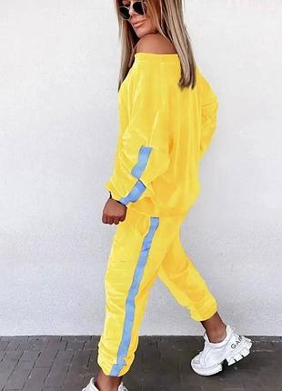 Спортивный женский костюм