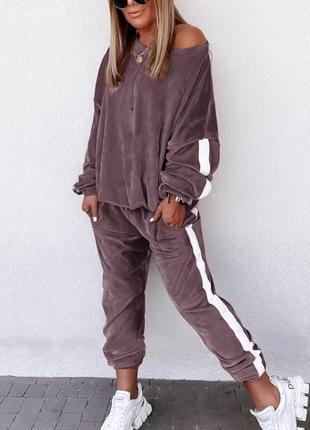 Спортивный женский костюм