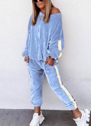 Спортивный женский костюм