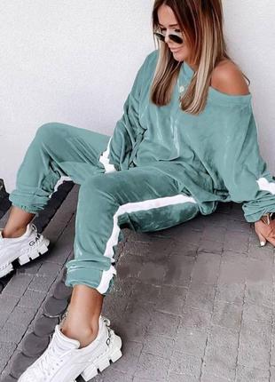 Спортивный женский костюм