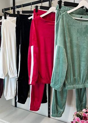 Спортивный женский костюм