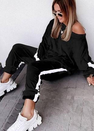 Спортивный женский костюм