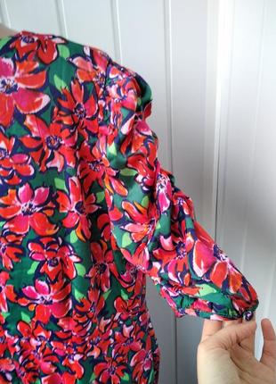 Яркое сатиновое платье в цветы9 фото