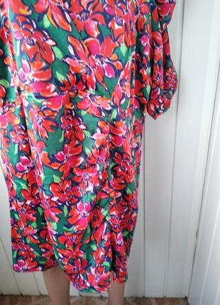 Яркое сатиновое платье в цветы3 фото