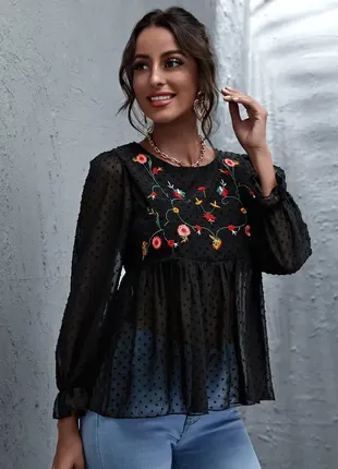 Стильна блузка в горошок із вишивкою