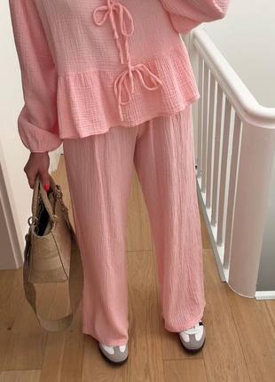 Розовый персиковый женский муслиновый прогулочный костюм свободного кроя повседневный костюм широкие брюки блуза с пышными рукавами муслин4 фото