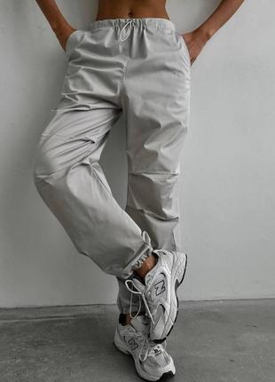 Спортивні штани з плащівки карго оверсайз регулюются знизу джогерри чорні сірі білі трендові стильні1 фото