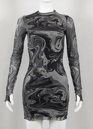 Стильное платье с черно-белым принтом4 фото
