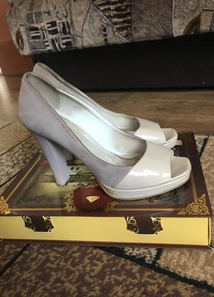 Туфлі з відкритими пальцями