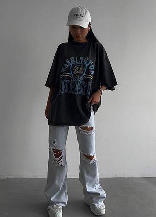 Серая футболка оверсайз со стильным принтом