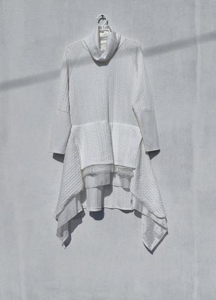 Стильное необычное белое ассиметричное тёплое платье1 фото