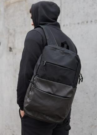 Рюкзак черный wide с декортивным карманом из кожзама: