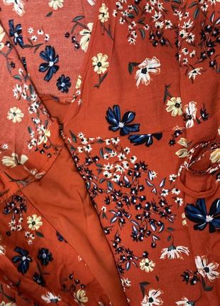 Трендовое красное платье на запах в цветочный принт5 фото