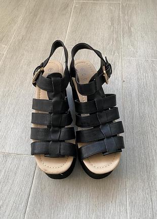 Босоніжки жіночі