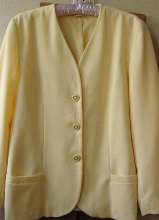 Жакет ніжного кольору