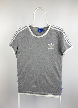 Оригинальная серая футболка с лампасами adidas из новых коллекций