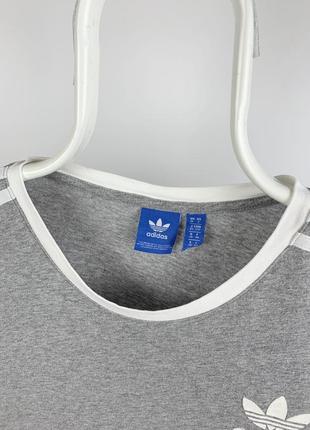 Оригинальная серая футболка с лампасами adidas из новых коллекций5 фото