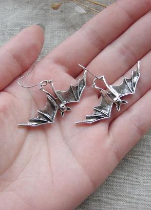 Длинные серьги с летучими мышами серебристые сережки летучая мышь украшение в стиле готик3 фото