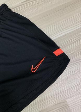 Женские спортивные шорты бренда nike, оригинал2 фото