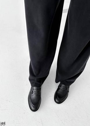 Красивые кожаные лоферы черные с декором цепочкой6 фото