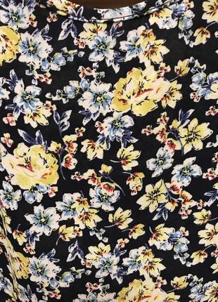 Очень красивая и стильная брендовая блузка в цветочках 19.5 фото