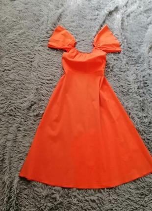 Яскраво - жовтогаряча помаранчева стрейчева сукня можна наносити як закритими плечима так і з відкри