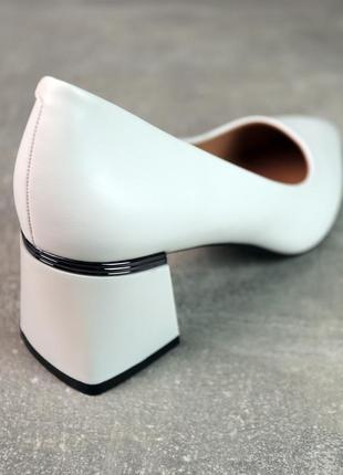Туфли женские классические закрытые из экокожи на невысоком квадратном каблуке белые 36 37 38 39 404 фото
