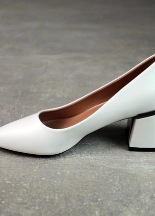 Туфлі жіночі класичні закриті з екошкіри на невисокому квадратному підборі білі 36 37 38 39 403 фото