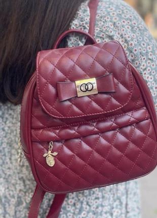 Красивый и стильный женский бордовый рюкзак