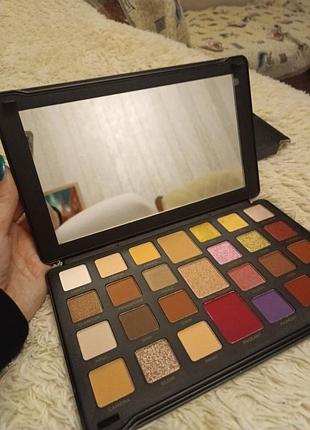 Палетка тіней від revolution4 фото