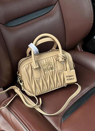 Женская сумка miumiu arcadie matelassé nappa leather бежевая