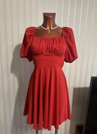 Красное платье в корсетном стиле