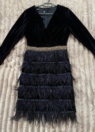 Чорна ефектна оксамитова сукня