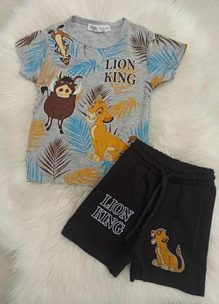 Костюм zara. виробництво туреччина. стильний та крутячий костюм з мультяшним принтом lion king. розмір 116, 128, 134см