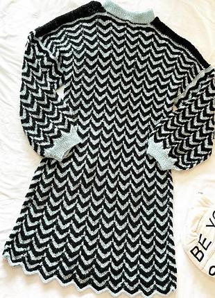 Черно-голубое вязаное платье