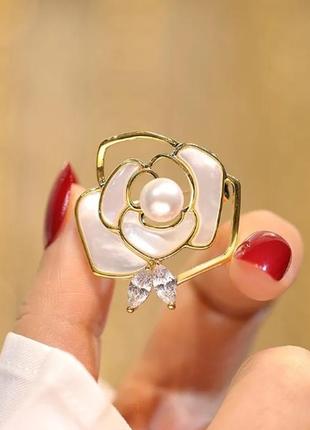 Объёмная брошь камелия с кристаллами цирконами в стиле шанель, золотистая роза, жемчужина жемчуг3 фото