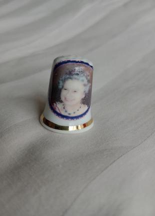 Напёрсток коллекционный с портретом королевы - бабки елизаветы.4 фото