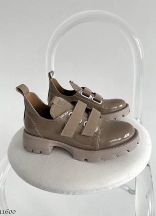 Бежевые моко капучино лакированные женские туфли на липучках из натуральной кожи5 фото