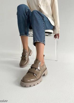Бежевые моко капучино лакированные женские туфли на липучках из натуральной кожи6 фото