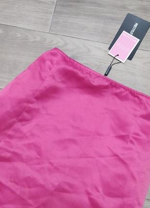 Розовая сатиновая юбка с разрезом3 фото